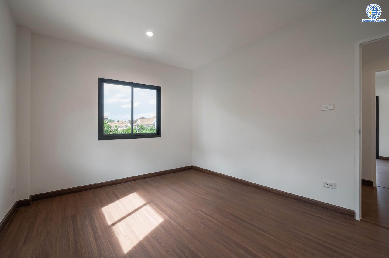 บ้านมือสองตกแต่งใหม่  โครงการ ธารา ราชพฤกษ์-ปิ่นเกล้า บ้านสวย พร้อมอยู่ เนื้อที่ 88.2 ตร.ว. ฟังก์ชัน 3 ห้องนอน 4 ห้องน้ำ 1 ห้องแม่บ้าน จอดรถได้ 2 คัน บนทำเลเชื่อมต่อถนนกาญจนาภิเษก ใกล้รถไฟฟ้าสายสีแดง "สถานีตลิ่งชัน" และจุดขึ้นทางด่วน "ศรีรัช" รายล้อมด้วยสิ่งอำนวยความสะดวกครบครัน